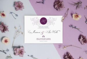Jednoduché biele svadobné oznámenie s fialovým emblémom
