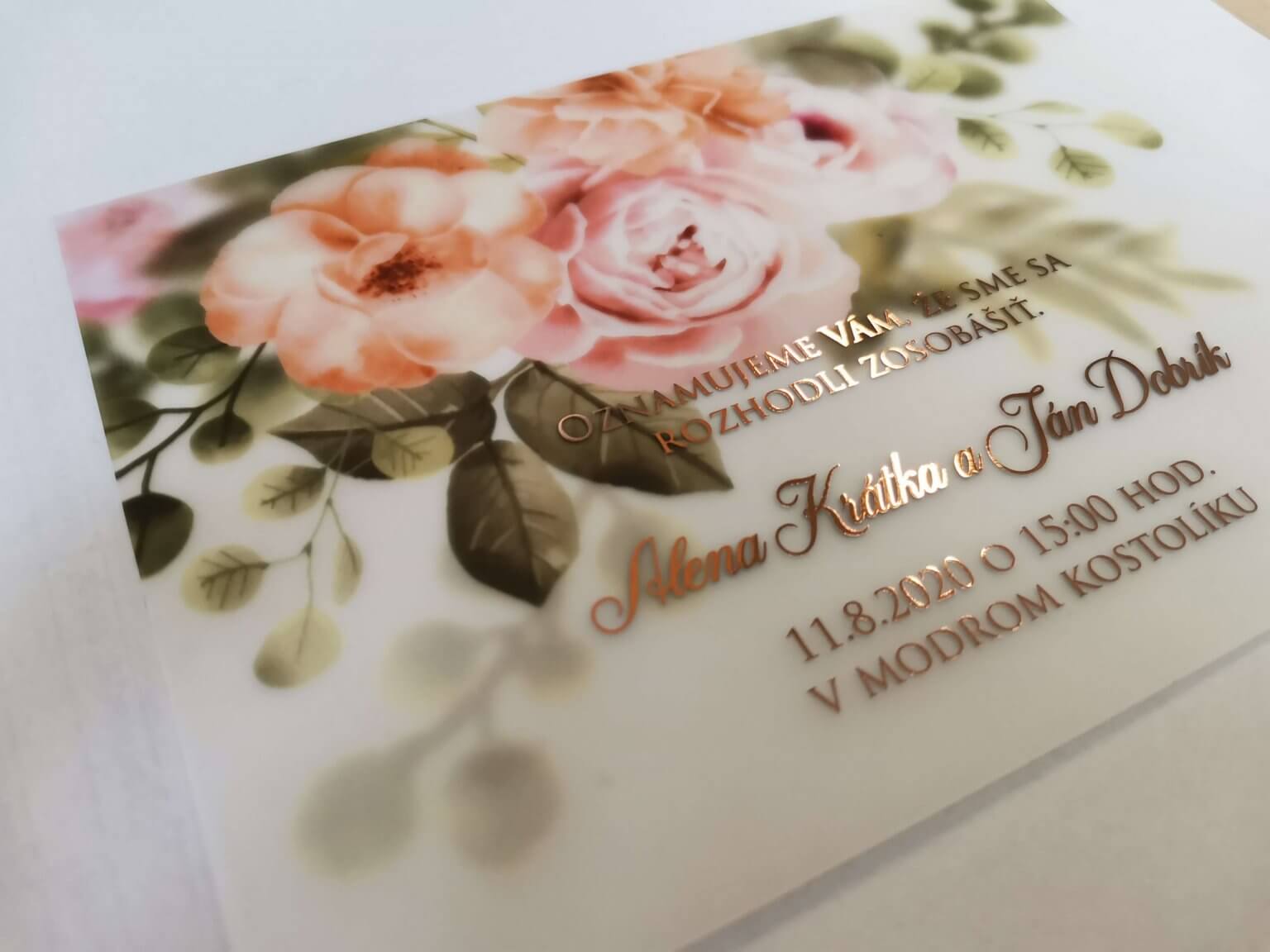 Detail kvetinového svadobného oznámenia s metalickou potlačou