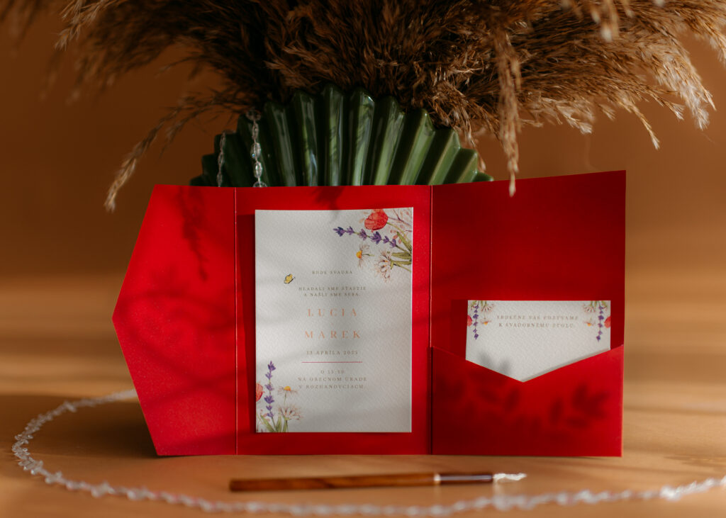 Svadobné oznámenie v obálke s vreckom Červené