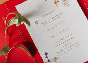 rozkladacie svadobné oznámenie čevené s kapsou