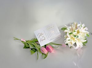 svadobné oznámenie s metalickou razbou a kalendárikom