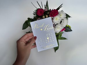 svadobné oznámenie s metalickou razbou a kalendárikom